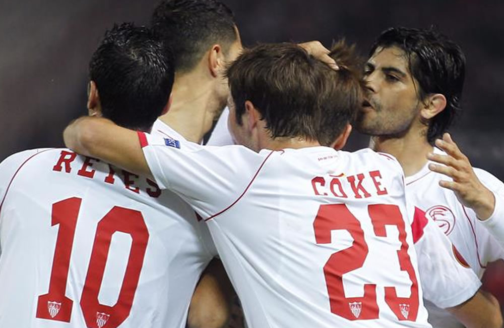 El centrocampista del Sevilla FC Denis Suárez celebra con sus compañeros el gol. Foto: EFE