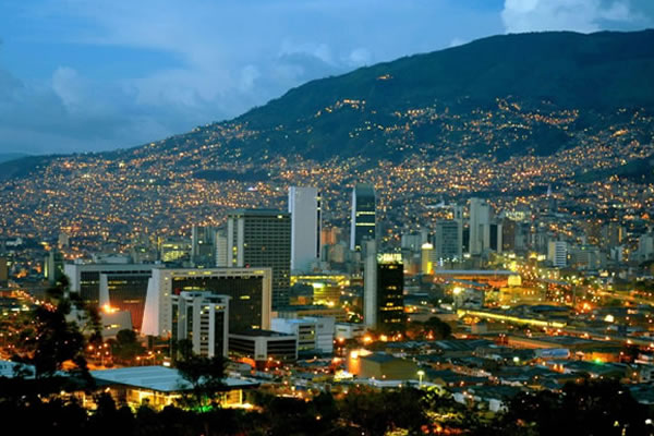Medellín lanza globos a estratosfera e inaugura carrera espacial. Foto: EFE