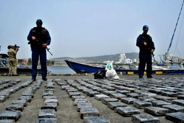 Incautan 230 kilos de cocaína y detienen a colombiano y peruana en Lima. Foto: EFE