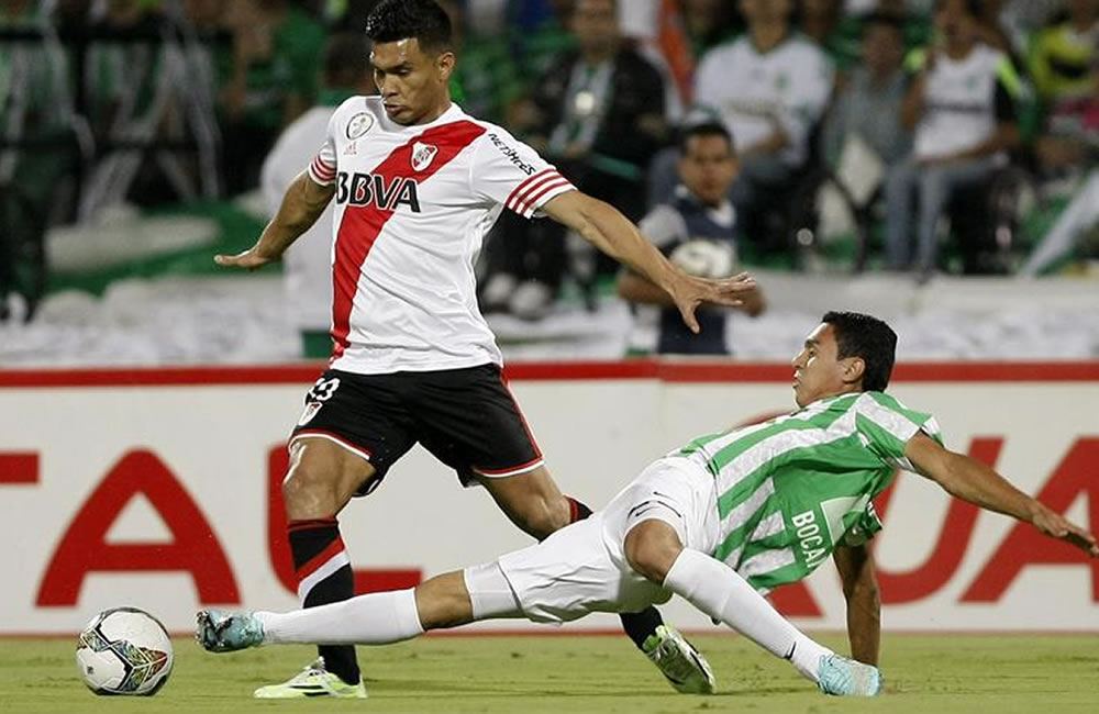 El jugador de Atlético Nacional Daniel Bocanegra (d) disputa un balón con Teofilo Gutiérrez (i) de River Plate. Foto: EFE