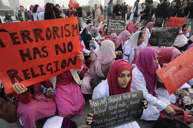 Manifestación en Islamabad, como al ataque talibán a un colegio en Peshawar (Pakistán). Foto: EFE