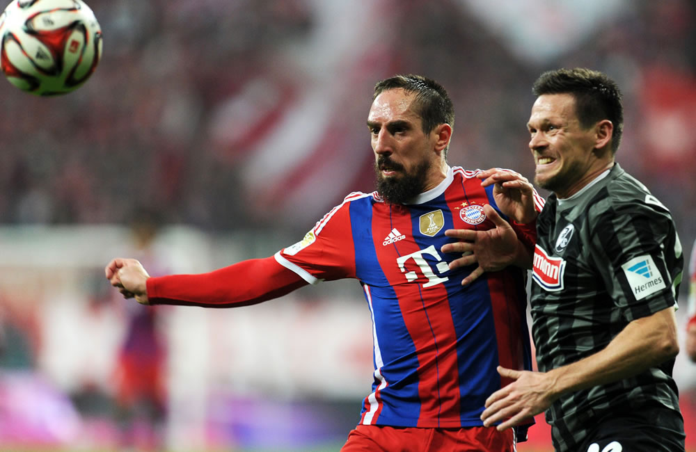 El jugador del Bayern de Múnich Franck Ribery (i) disputa el balón ante Sascha Riether (d) del Friburgo. Foto: EFE