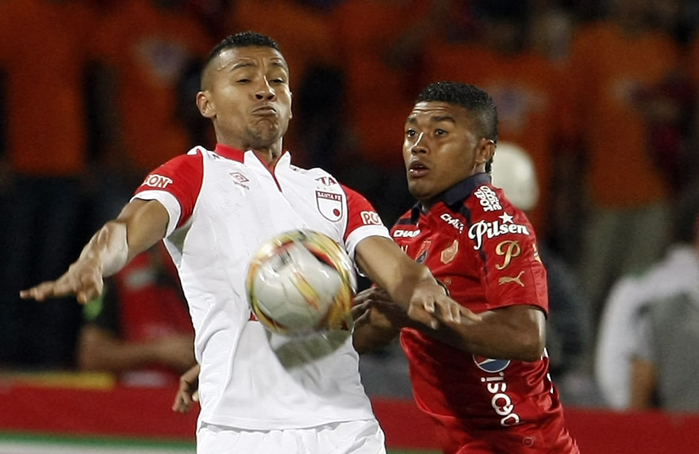 El jugador de Independiente Medellín Carlos Valencia (d) disputa el balón con el jugador de Independiente Santa Fe. Foto: EFE