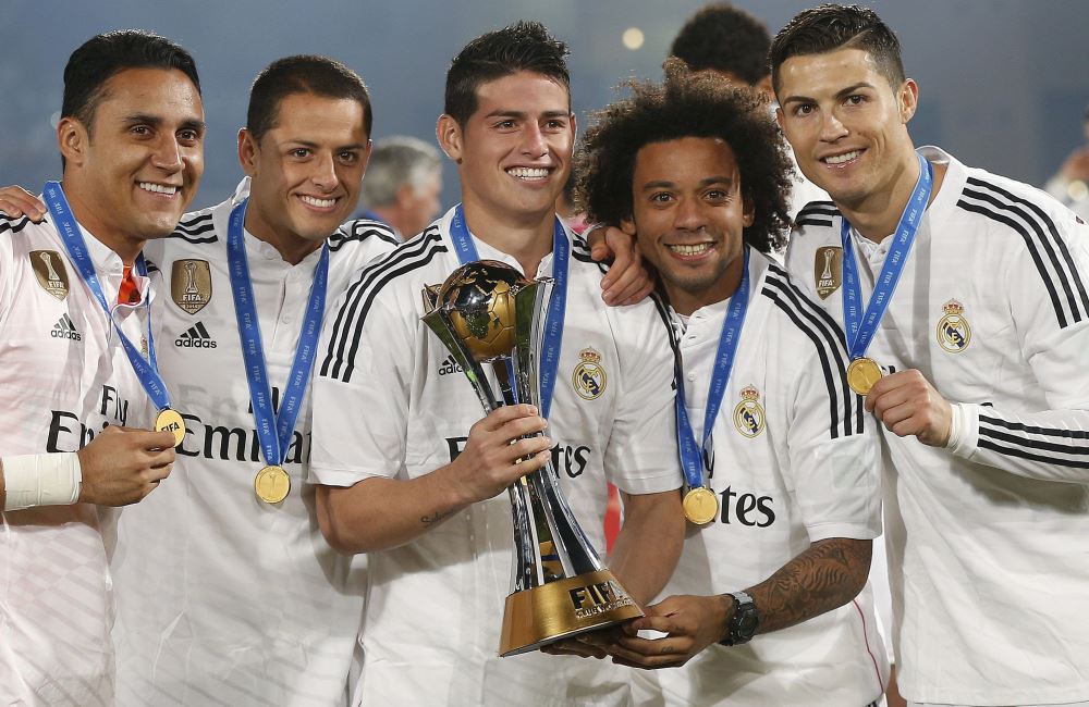 James sostiene el trofeo junto a Navas, 'Chicharito', Marcelo y Ronaldo. Foto: EFE