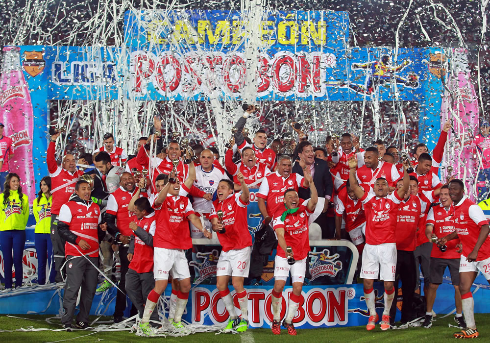 Jugadores de Santa Fe celebran con la copa luego de su juego ante el Medellín, en El Campín en Bogotá. Foto: EFE