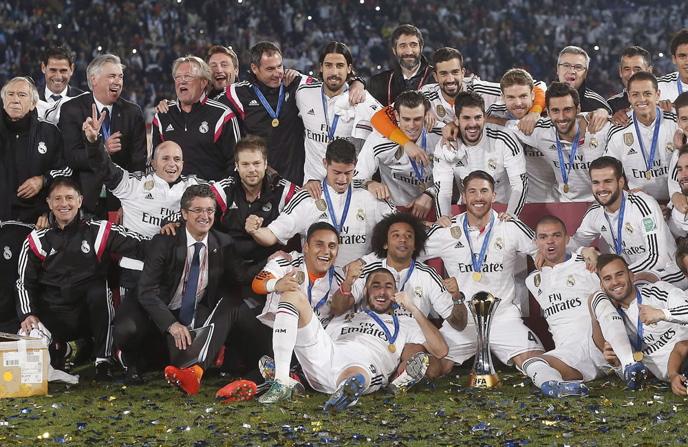 Jugadores y cuerpo técnico del Real Madrid posan con el trofeo de campeones del Mundial de Clubes. Foto: EFE