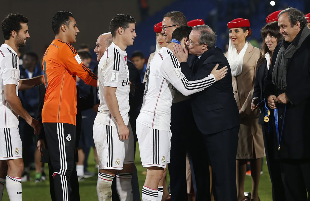 El presidente del Real Madrid, Florentino Pérez (2-d), felicita a sus jugadores. Foto: EFE