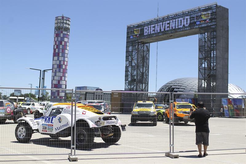 Aficionados observan el paso de un vehículo que participará en el Rally Dakar 2015. Foto: EFE