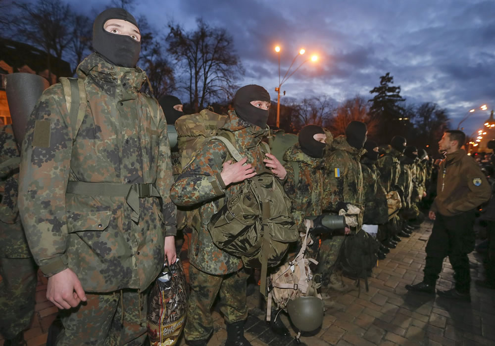 Volunteers of the 'Azov' battalion stand in line during a ceremony before being sent to eastern Ukraine in front of St. Michael Cathedral in Kiev. Foto: EFE