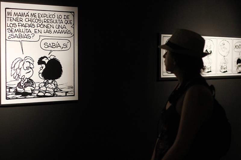 Personas visitan la exposición de Mafalda como parte de la oferta del Festival de Teatro "Santiago a Mil". Foto: EFE