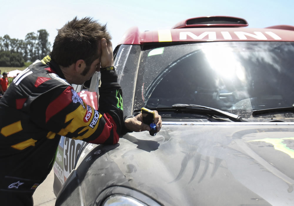 El piloto español Nani Roma, de Mini, se lamenta tras sufrir una avería en su vehículo durante la primera etapa del rally Dakar 2015. Foto: EFE
