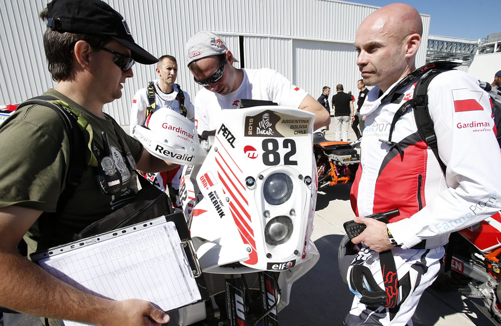 El piloto polaco Michal Hernik (d) de KTM. Foto: EFE