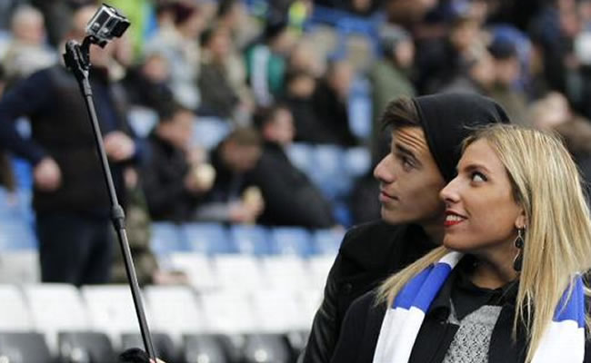 Tottenham prohíbe el palo extensible para selfis en su estadio. Foto: Twitter
