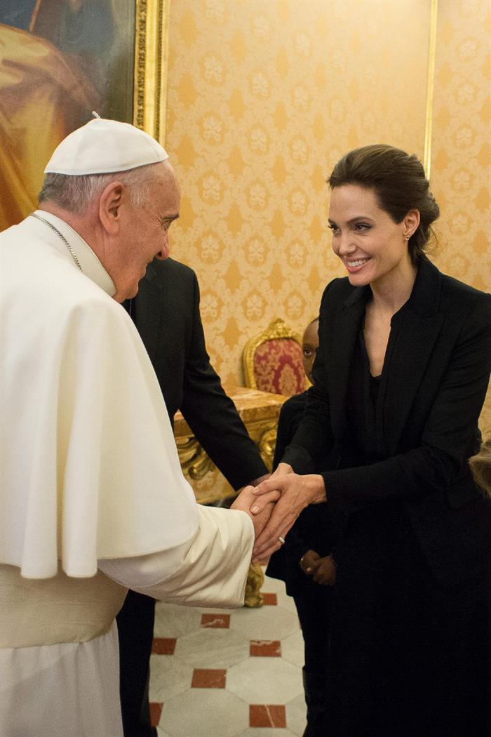 Papa Francisco durante su encuentro con la actriz y directora estadounidense Angelina Jolie. Foto: EFE