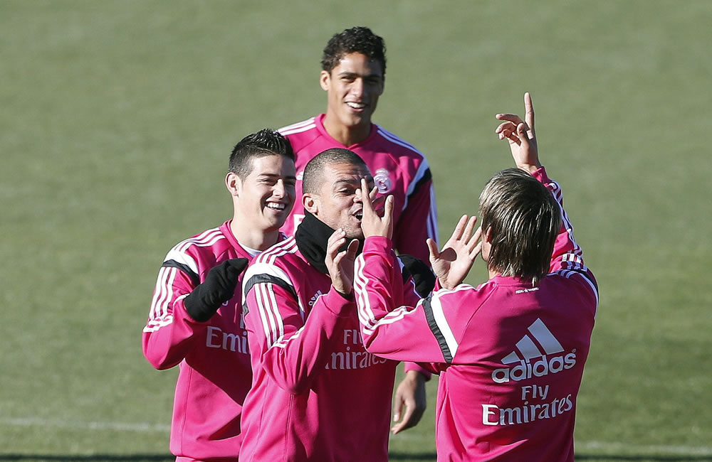 Los futbolistas del Real Madrid Raphael Varane (detrás), James Rodríguez (i). Foto: EFE