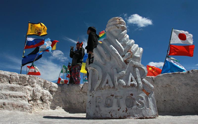 Fotografía de una escultura de sal alusiva al rally Dakar en el salar de Uyuni. Foto: EFE