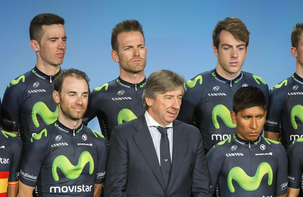 Los ciclistas Alejandro Valverde (i) y Nairo Quintana (d), junto con el gerente general del equipo ciclista profesional Movistar Team. Foto: EFE