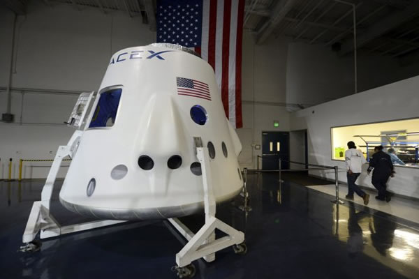 La cápsula Space X Dragon, expuesta en la sede de la compañía estadounidense SpaceX en Hawthorne, Estados Unidos. Foto: EFE