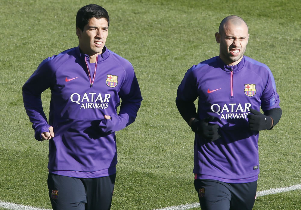 Los jugadores del FC Barcelona Luis Suárez (i) y Javier Mascherano (d) durante el entrenamiento. Foto: EFE