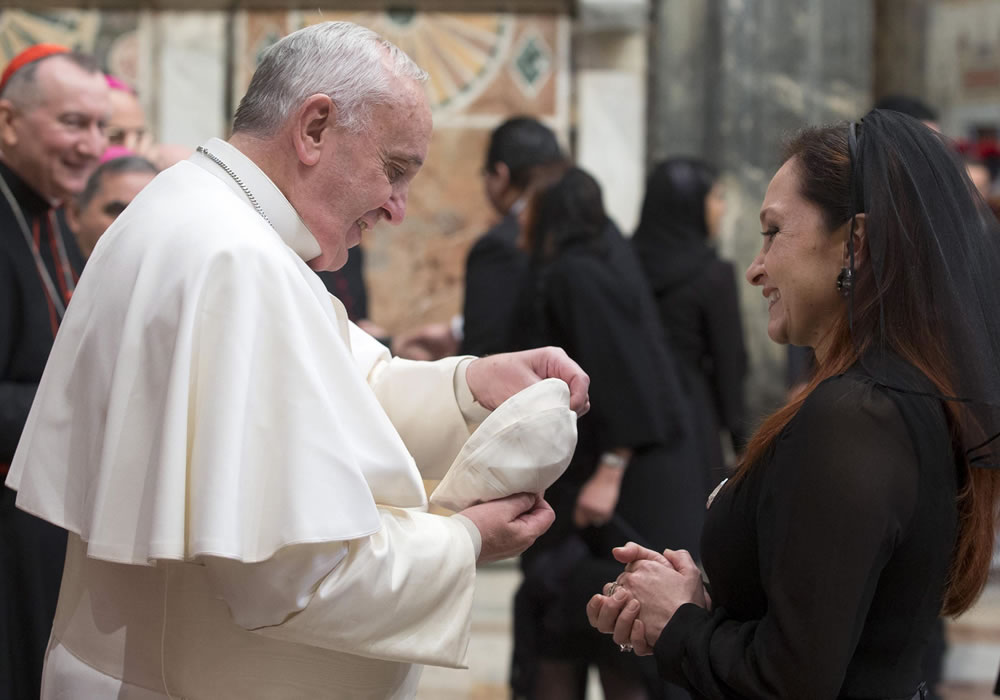 El papa Francisco (i) recibe un solideo durante la recepción a los nuevos embajadores de la Santa Sede en el Vaticano. Foto: EFE