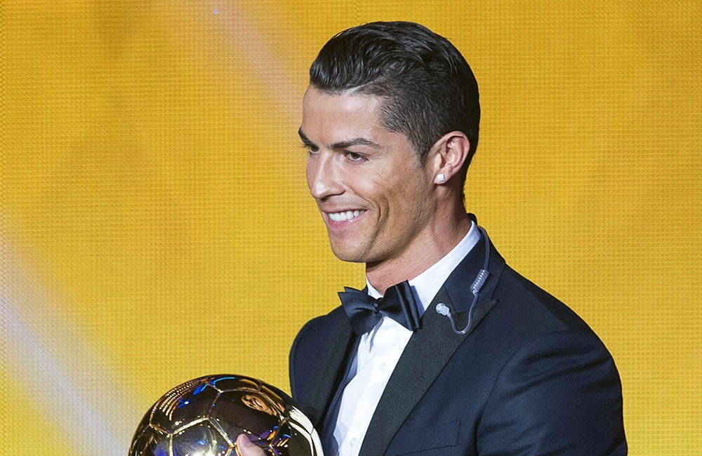 - El delantero portugués del Real Madrid, Cristiano Ronaldo, posa con su tercer Balón de Oro. Foto: EFE