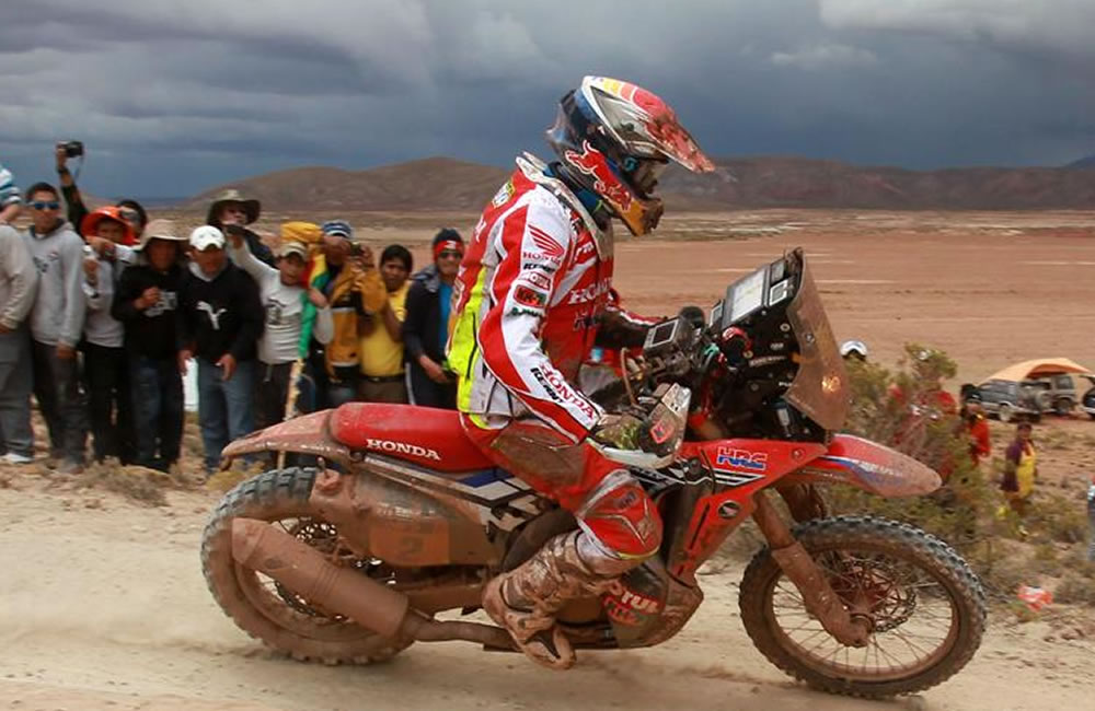 El motociclista español Joan Barreda llega a la localidad de Chita en Uyuni (Bolivia). Foto: EFE