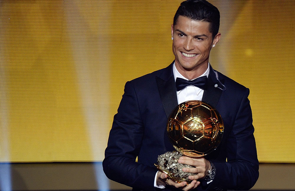 El portugués Cristiano Ronaldo (c) celebra después de recibir el Balón de Oro. Foto: EFE