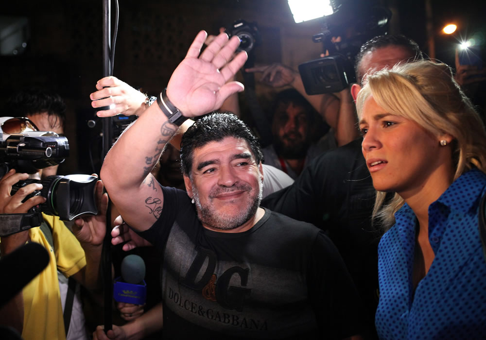 El exfutbolista argentino Diego Armando Maradona, acompañado de su novia Rocío Oliva, en La Habana. Foto: EFE