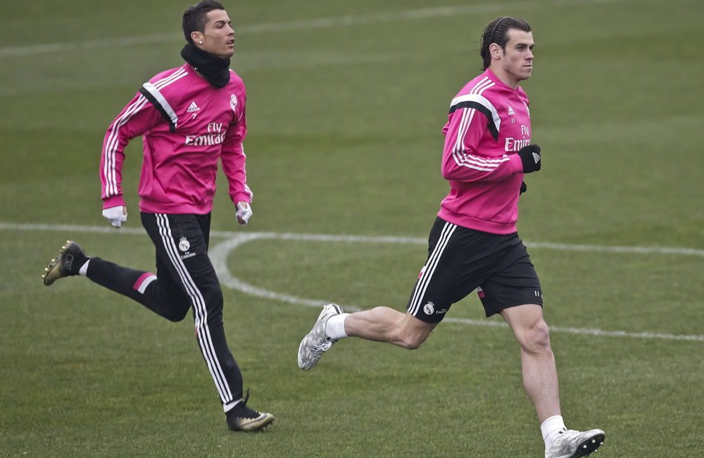 El delantero portugués del Real Madrid, Cristiano Ronaldo (i), y el centrocampista galés Bale, durante el entrenamiento del equipo. Foto: EFE