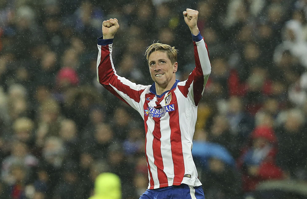 El delantero del Atlético de Madrid Fernando Torres celebra el segundo gol marcado al Real Madrid. Foto: EFE