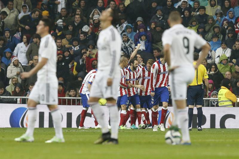El delantero del Atlético de Madrid Fernando Torres (c-fondo) celebra con sus compañeros el segundo gol marcado al Real Madrid. Foto: EFE