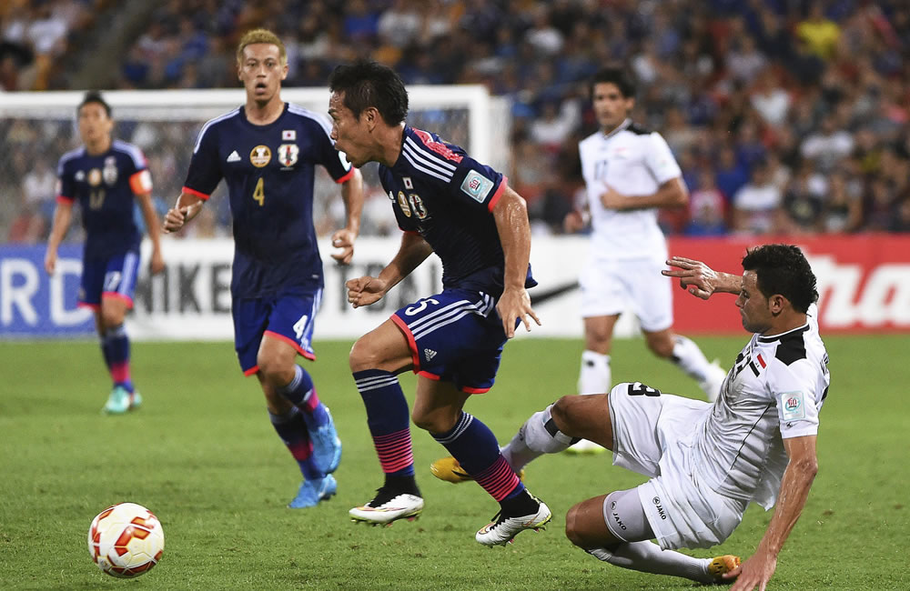 El jugador japonés Yuto Nagatomo (centro) durante el partido de la Copa Asia que enfrentó a Irak y Japón en Brisbane (Australia). Foto: EFE