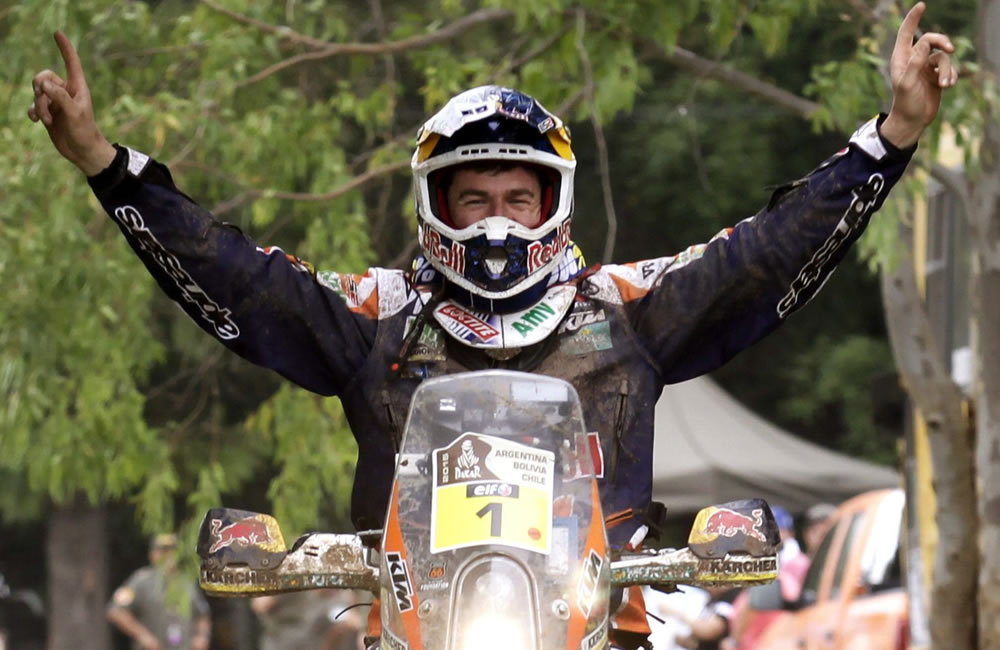 El piloto de motos, el español Marc Coma, celebra tras cruzar la línea de meta. Foto: EFE