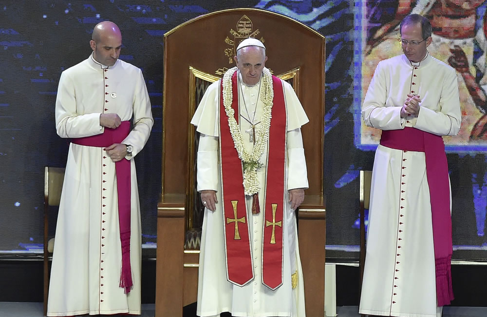 El papa Francisco (centro) asiste a una ceremonia en el palacio de deportes Mall. Foto: EFE