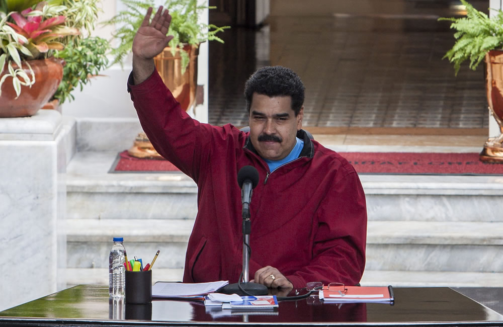 El Presidente de Venezuela, Nicolás Maduro, saluda. Foto: EFE