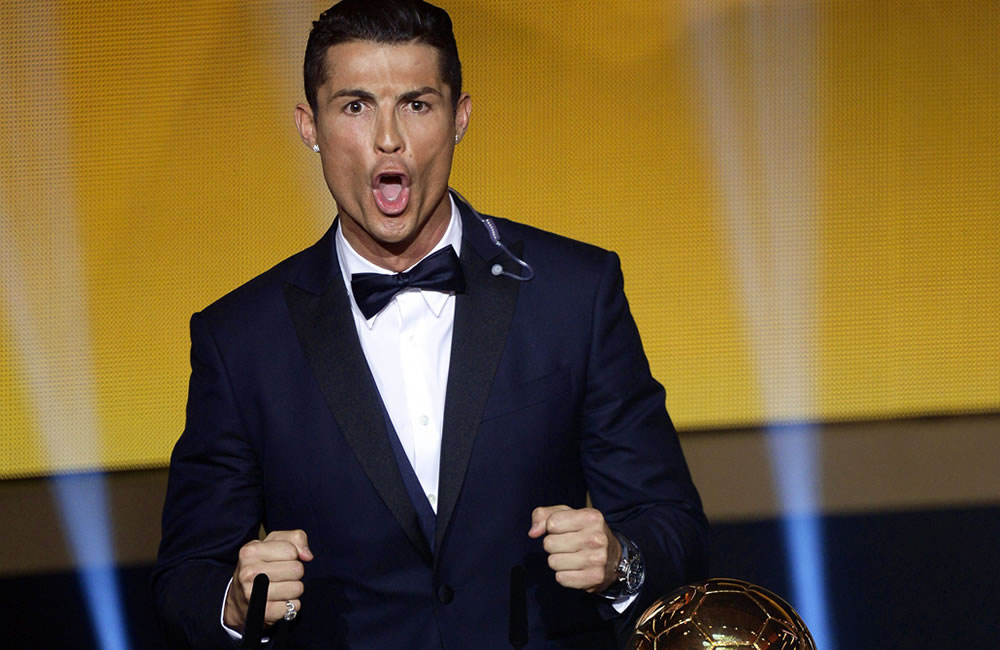 El portugués Cristiano Ronaldo (c) celebra después de recibir el Balón de Oro 2014. Foto: EFE