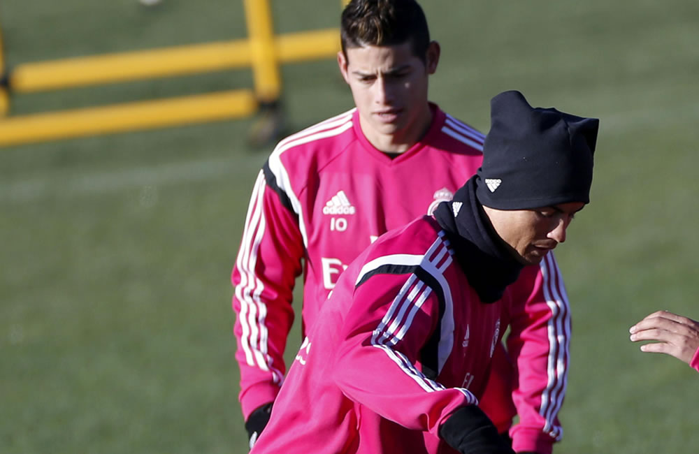 Los jugadores del Real Madrid James Rodriguez,detrás, y Cristiano Ronaldo. Foto: EFE