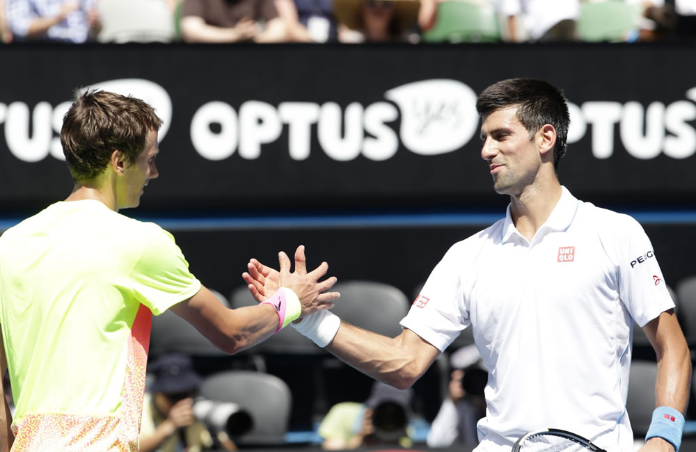 El tenista serbio Novak Djokovic (dcha) saluda al ruso Andrey Kuznetsov. Foto: EFE