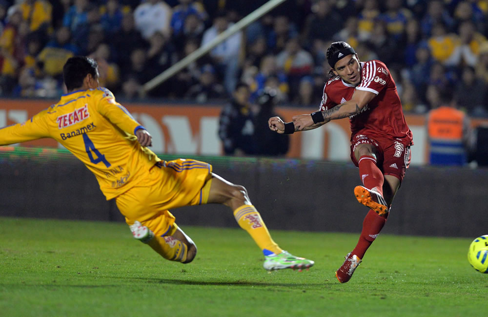 Hugo Ayala (i) de Tigres disputa el balón con Dayro Moreno (d) de Tijuana. Foto: EFE