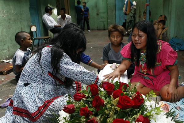 Luz Elaida Queragama (d), llora en el sepelio de su hija de cuatro meses de nacida, a quien halló muerta en su lecho en la madrugada de este sábado. Foto: EFE