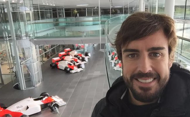 El español Fernando Alonso ha estado en la sede de McLaren en Woking. Foto: Twitter