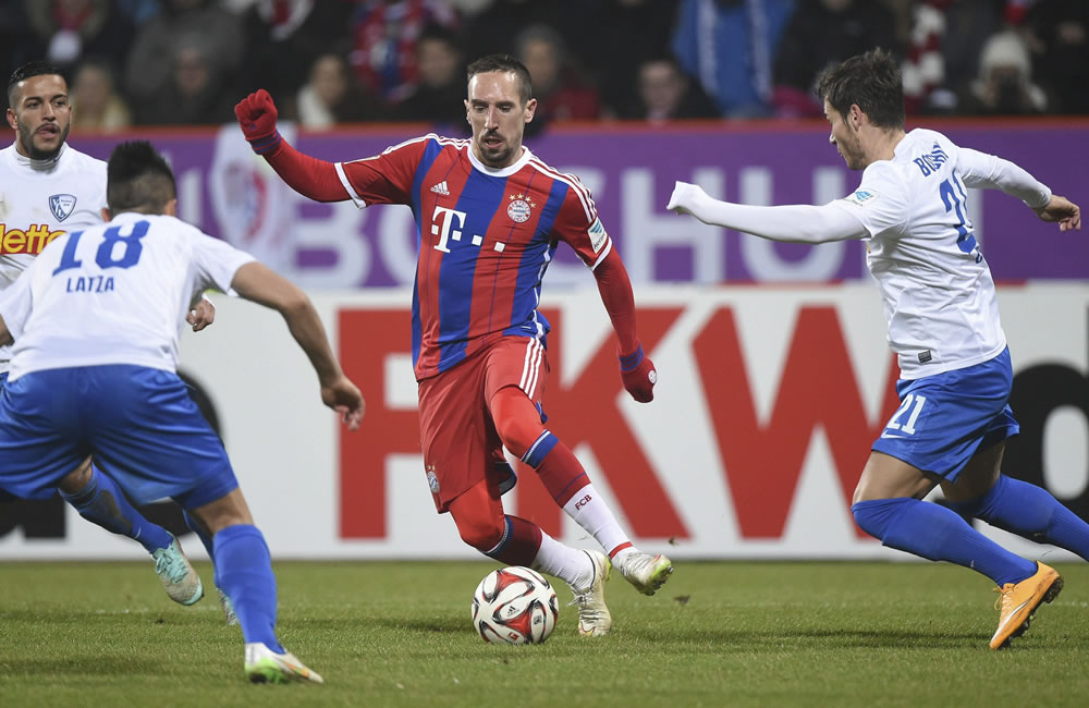 El jugador del Bayern Múnich Franck Ribery (c) controla el balón. Foto: EFE