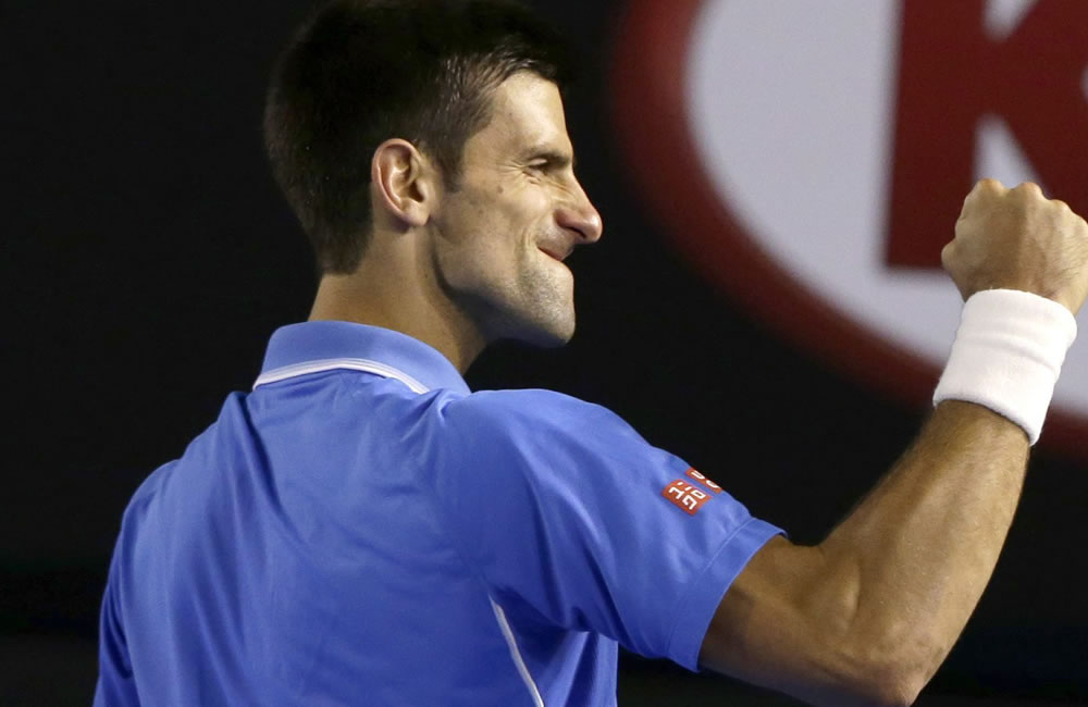 El tenista serbio Novak Djokovic celebra tras ganar al suizo Stanislas Wawrinka. Foto: EFE