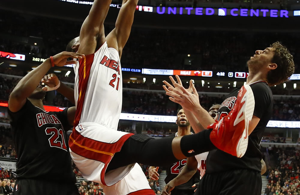 Heat y Knicks ganan duelos de excampeones de liga con marcas perdedoras. Foto: EFE