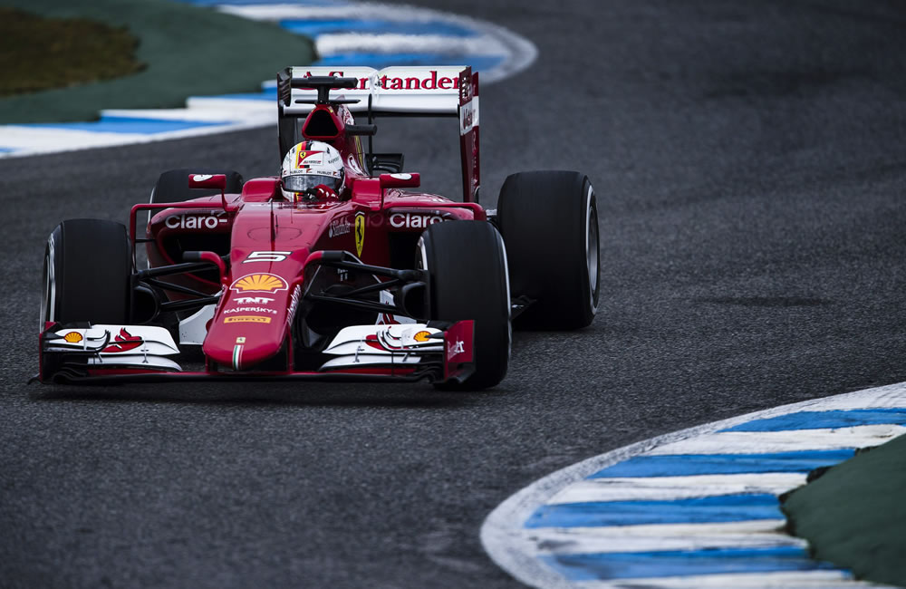 El piloto alemán de Ferrari Sebastian Vettel rodando con su monoplaza. Foto: EFE