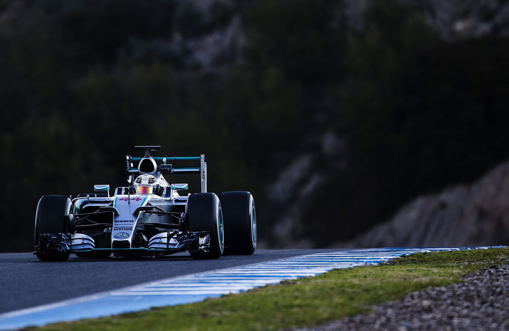 El piloto británico de la escudería Mercedes Lewis Hamilton rodando con su monoplaza W06. Foto: EFE
