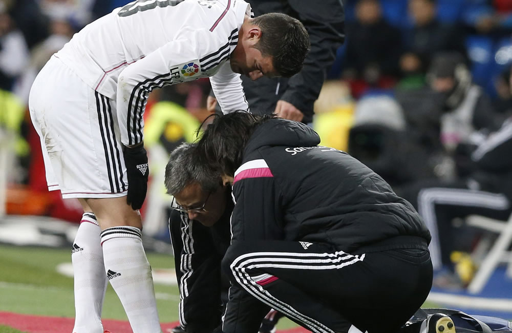 El centrocampista colombiano del Real Madrid James Rodríguez (i) tras lesionarse. Foto: EFE