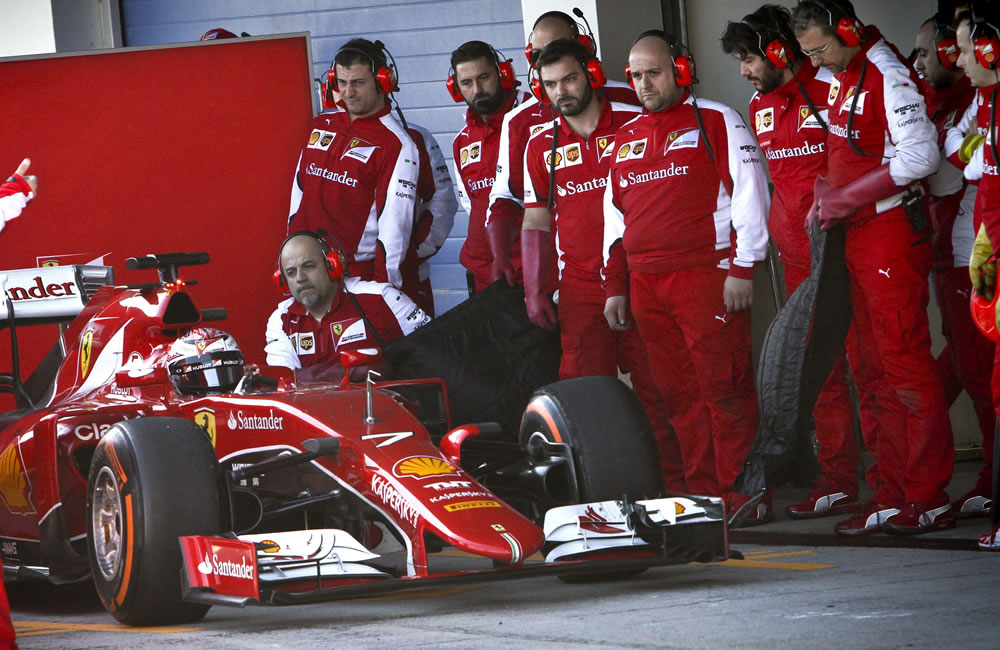 El piloto finlandés de la escudería Ferrari, Kimi Raikkonen, en boxes con su monoplaza SF15-T. Foto: EFE