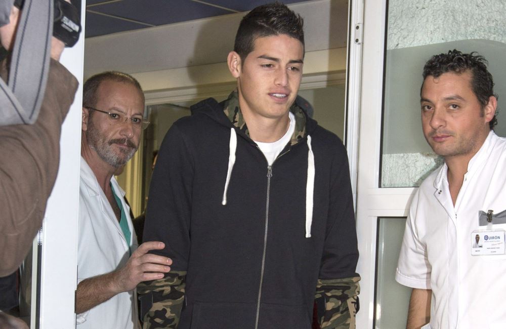 James Rodríguez salió caminando del hospital. Foto: EFE