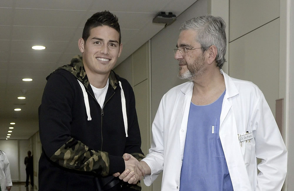 El delantero colombiano del Real Madrid, James Rodríguez (i), estrecha la mano del doctor Mariano de Prado tras ser intervenido. Foto: EFE